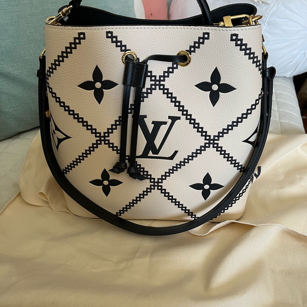 Luis Vuitton brand new Neonoe bag